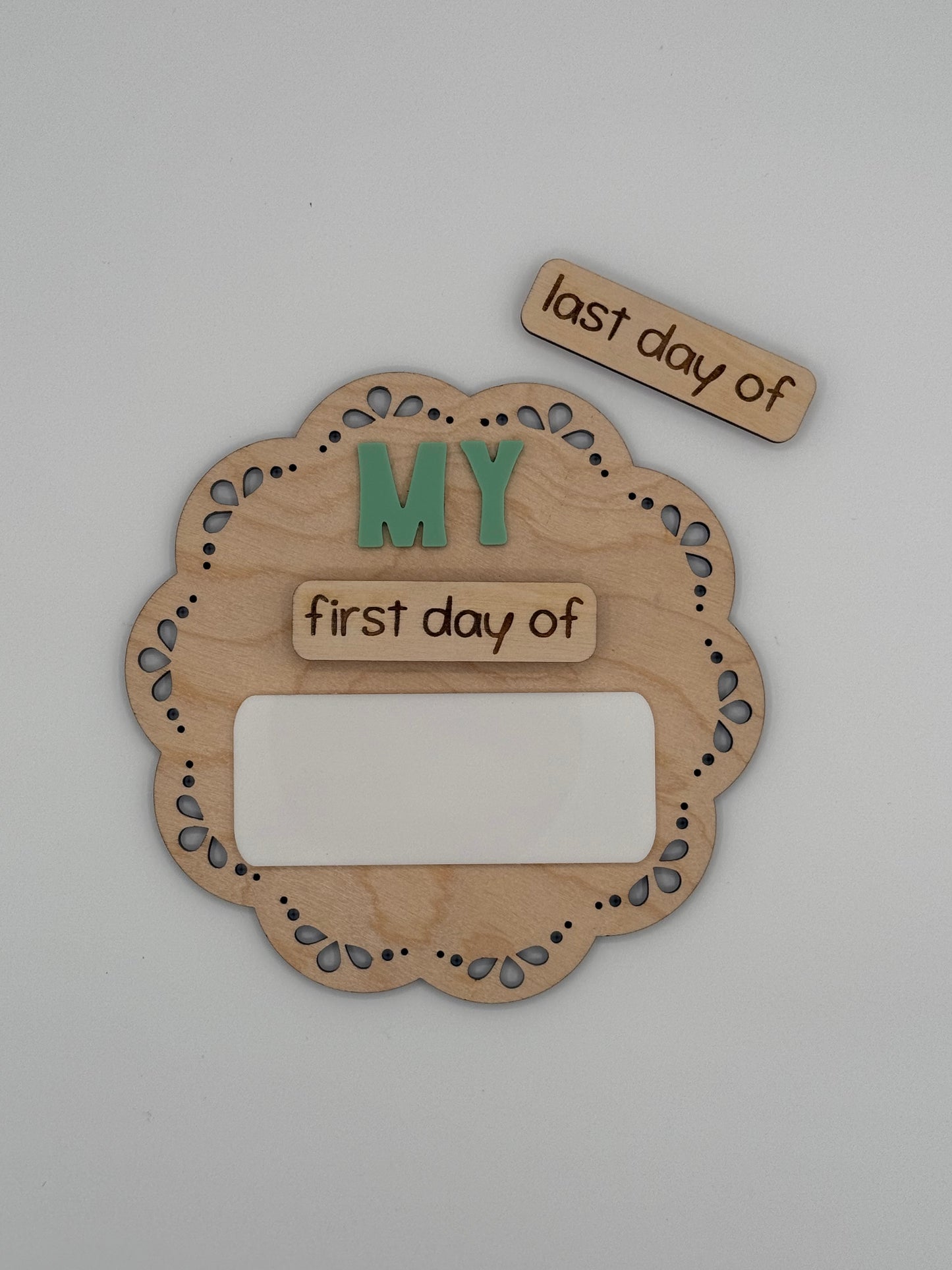 My 1st/Last - Scalloped Circle Sign