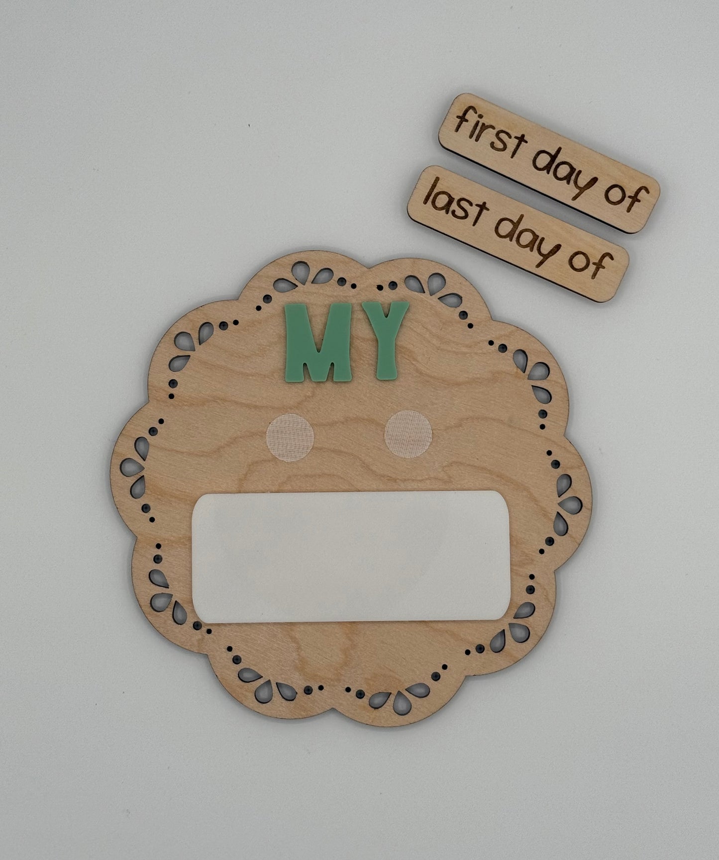 My 1st/Last - Scalloped Circle Sign