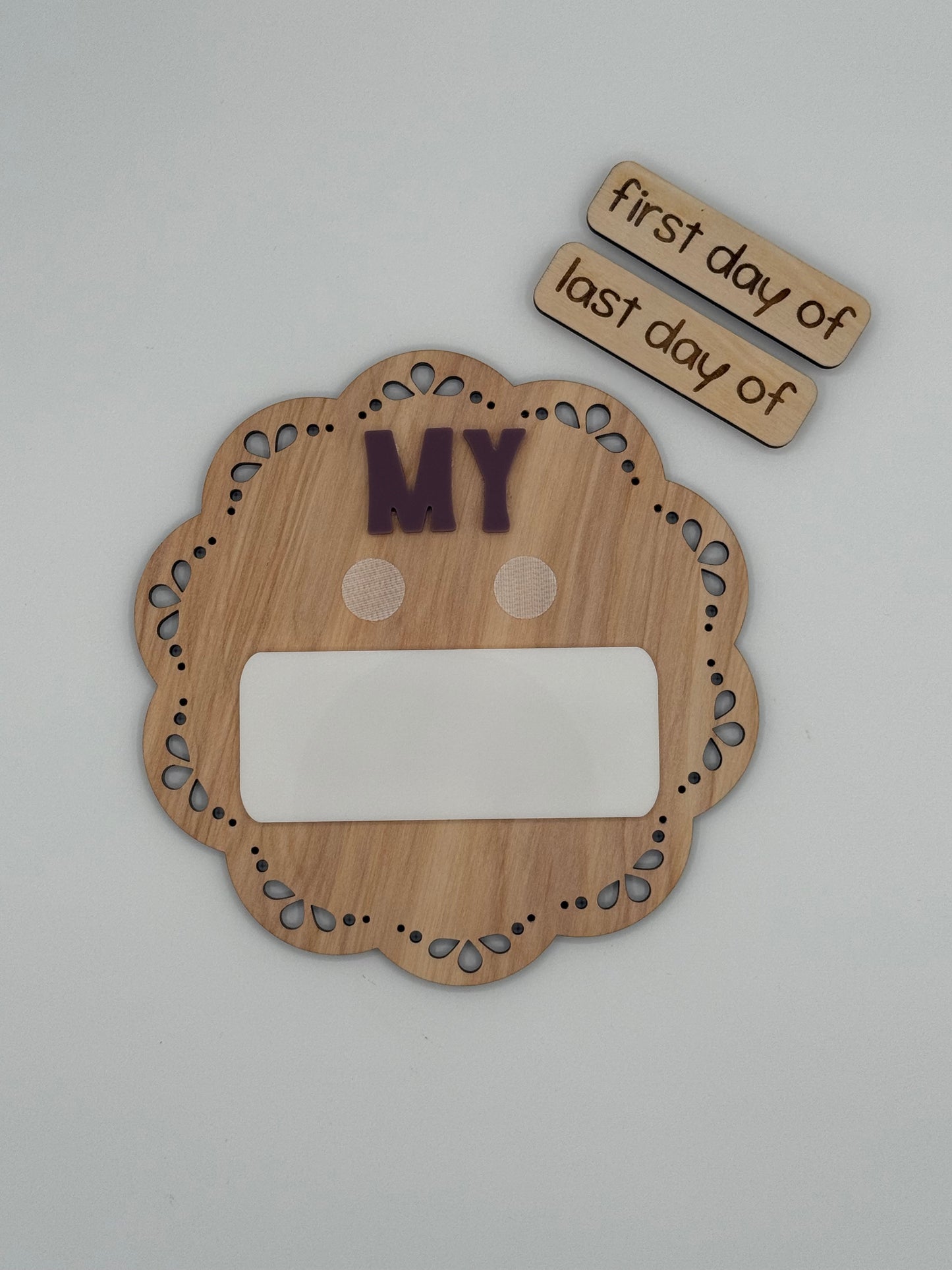 My 1st/Last - Scalloped Circle Sign