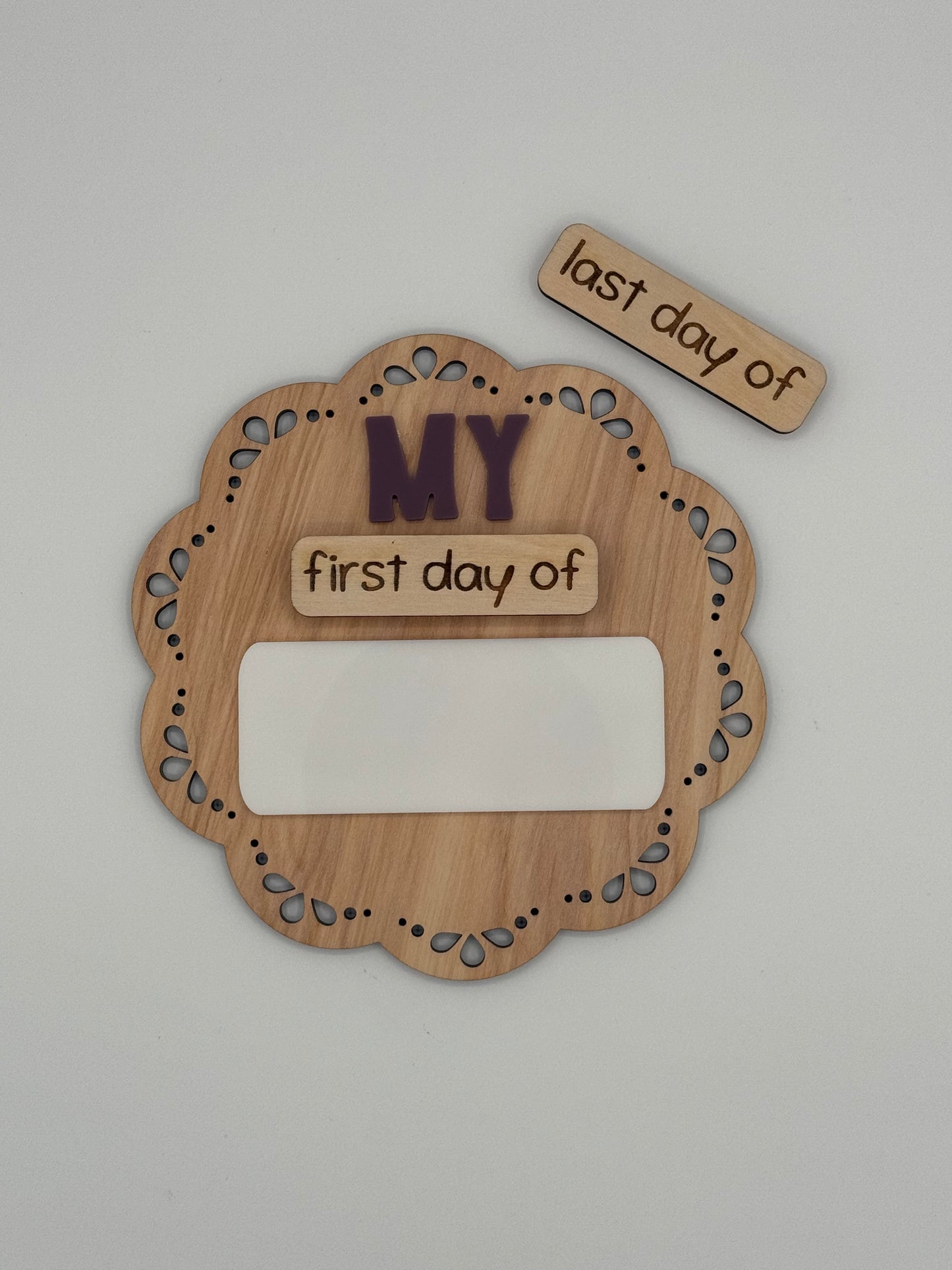 My 1st/Last - Scalloped Circle Sign