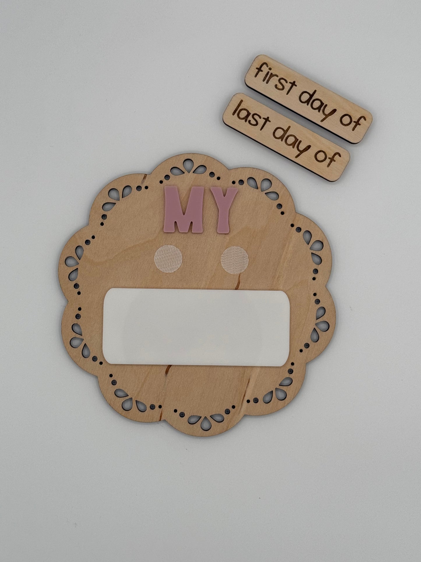 My 1st/Last - Scalloped Circle Sign