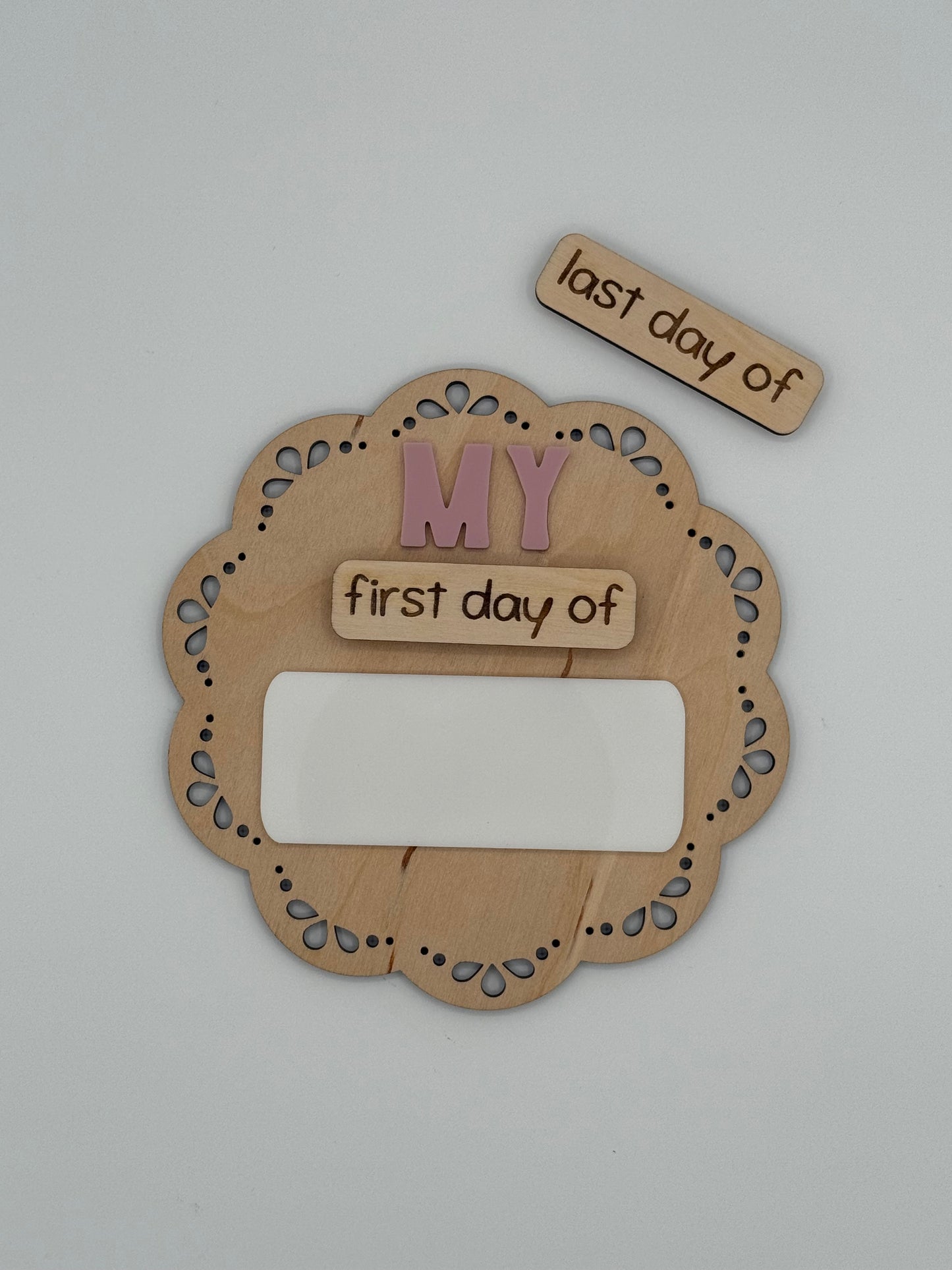My 1st/Last - Scalloped Circle Sign